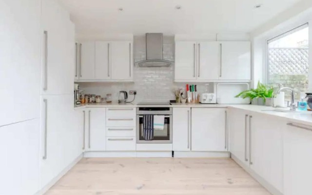 Beautifully Designed 2BD House - by Queen's Park!