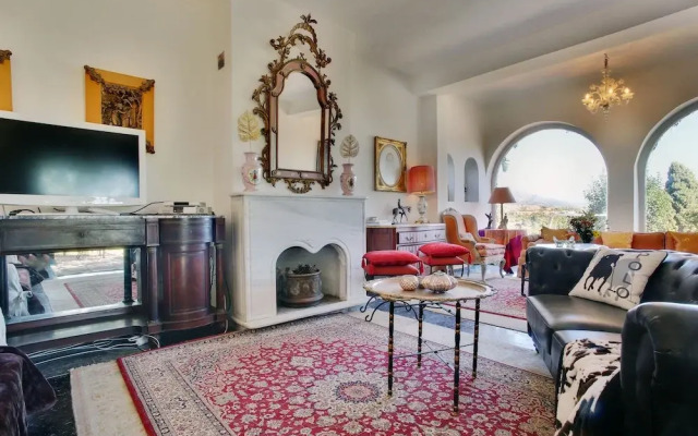 Romantic Puerto Banus Villa, Sea Mountain Views