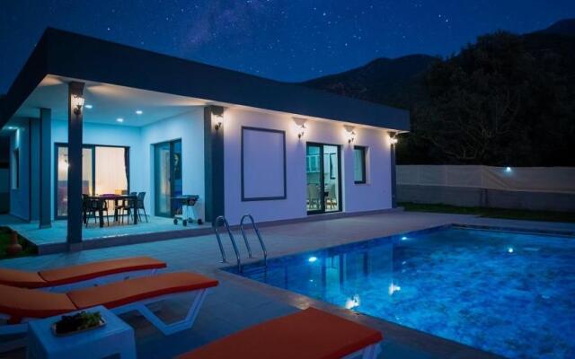 Astonishing 2-bedroom detached villa with pool