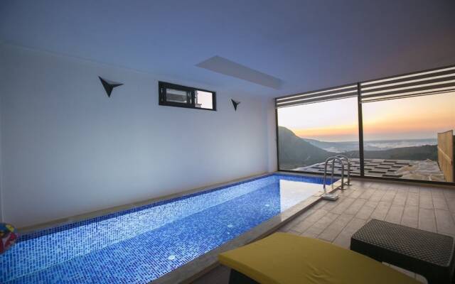 Villa Suare by Akdenizvillam