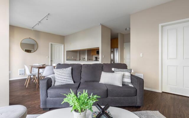Bellevue Sophisticated 2BD 2BA Apartment