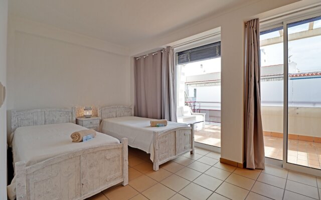 Monte Gordo Downtown by Homing