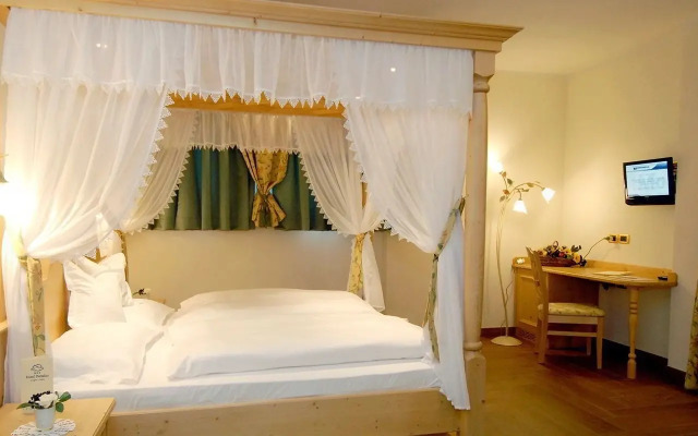 Paradise Lodge