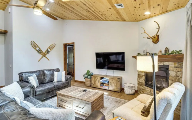 Porch, Fire Pit: 'pine View Retreat' in Lakeside!