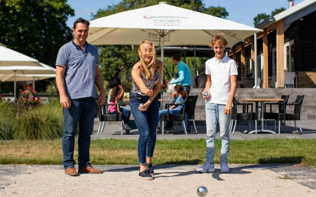 Comfortable Chalet in a Holiday Park