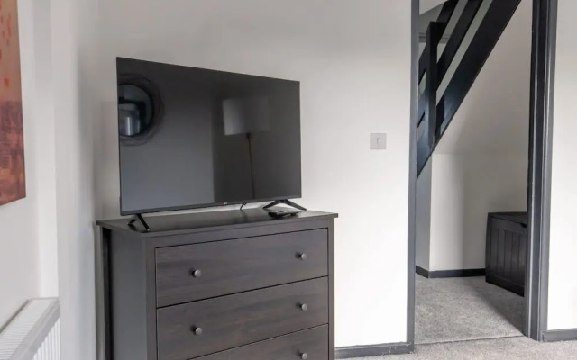 Modern 3 Bed House-free Parking