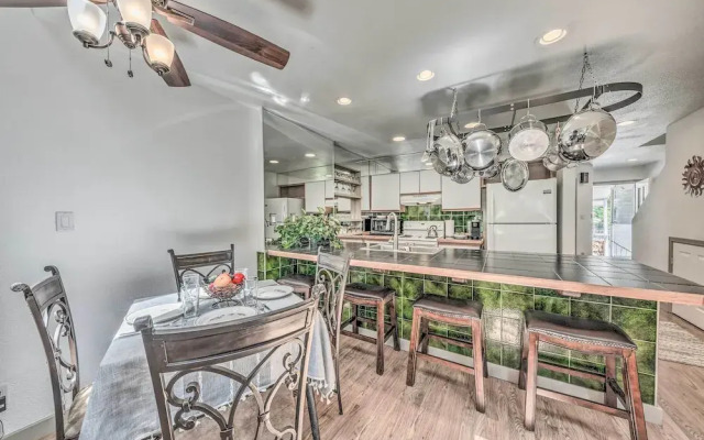 Cozy Cloudcroft Townhome ~ 1 Mi to Burro Ave!