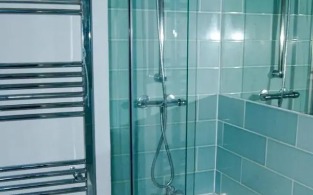 Victorian Building - Sleeps 5 - Pet Friendly