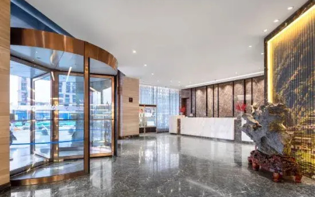Hilary International Hotel (Zhonghuan City, Exit near Fanhua Avenue Metro Station)