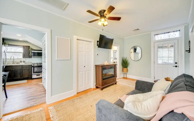 Family-friendly Main St Gloucester Apt w/ Balcony!