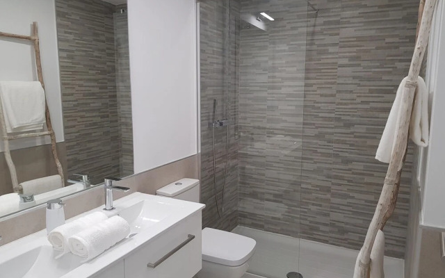 Contemporary two Bed, two Bath Apartment