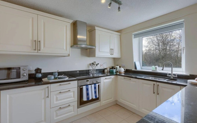 Tasteful top Floor Apartment Next to Gleneagles