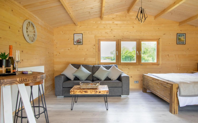 New Stunning Lake View Log Cabin With Hot Tub