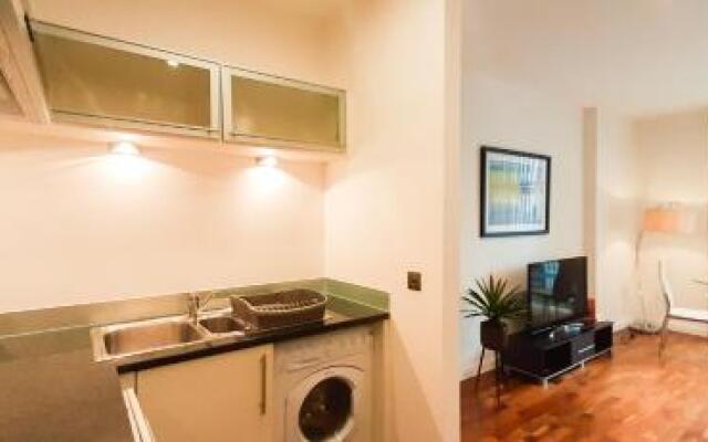 Oyo Home 137 Discovery Dock