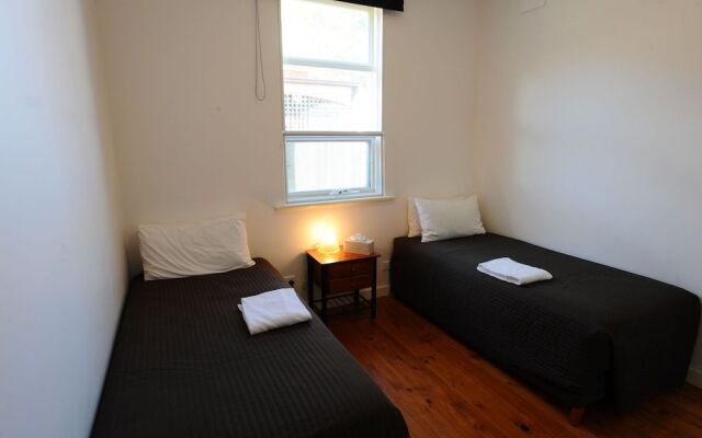 Glenelg Holiday Apartments-Ellis