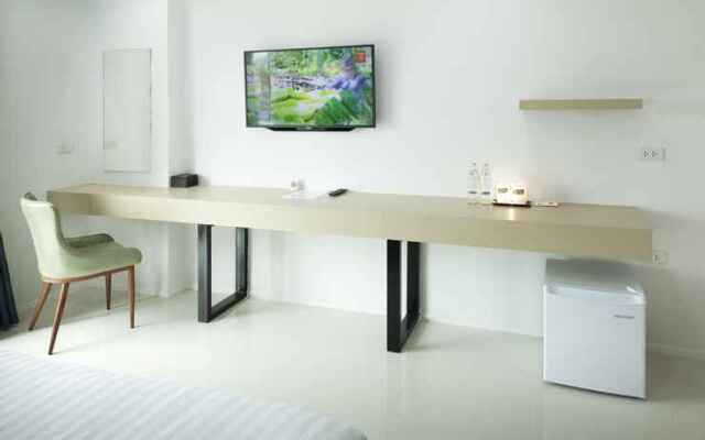 B Hotel