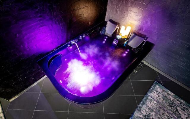 Jacuzzi Cinema loft