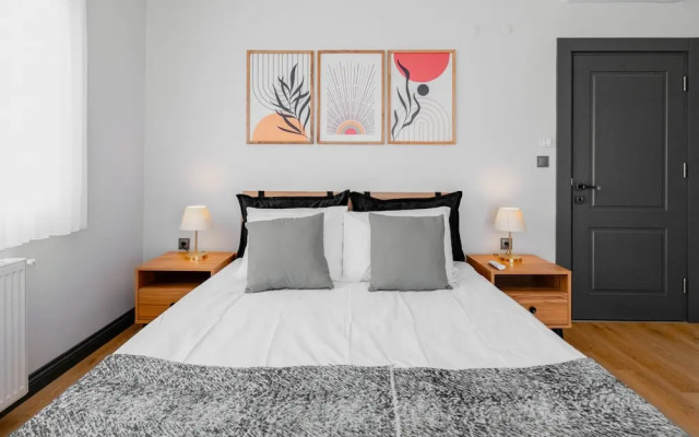 Central Flat w Balcony 5 min to Lara Beach