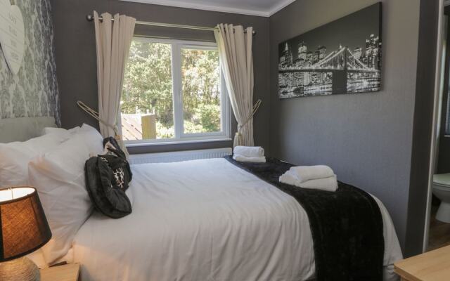 Jonstone Pines Lodge at Cayton Bay Holiday Park