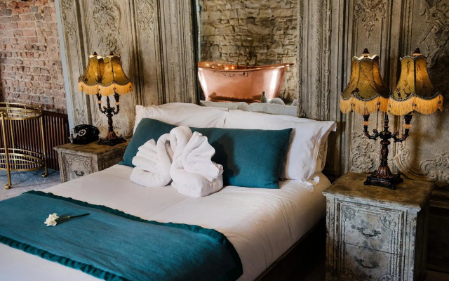 Le Petit Chateau & William de Percy