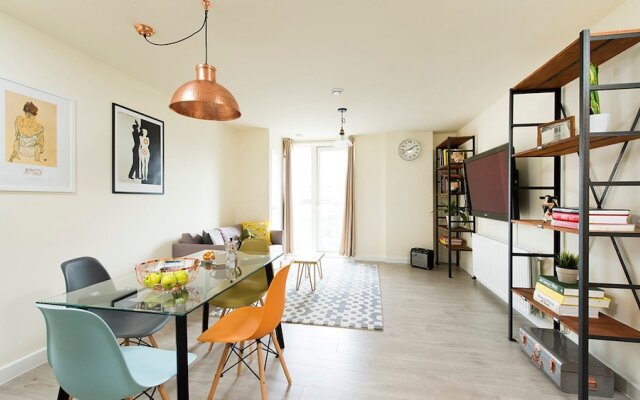 Bright and Spacious 2BR Flat in East London