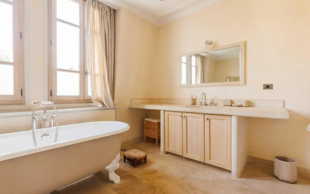 Luxury Mansion With Garden in Heart of Neuilly
