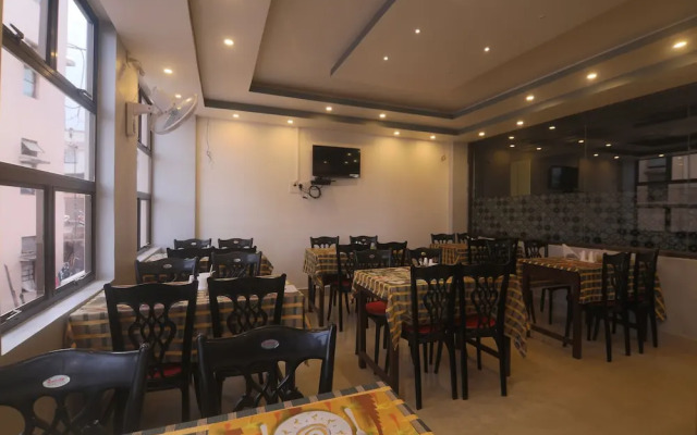 Oyo 18528 Field Residency Inn