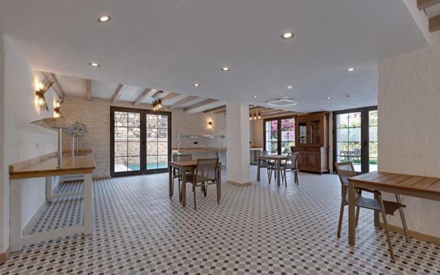 Atrium Taş Otel