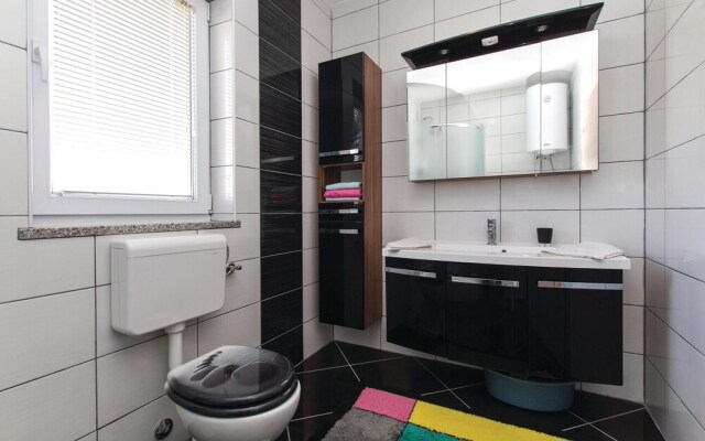 Beautiful Home in Vrecari With Wifi and 4 Bedrooms