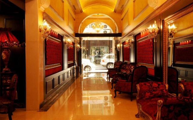 Queen's Suite Hotel