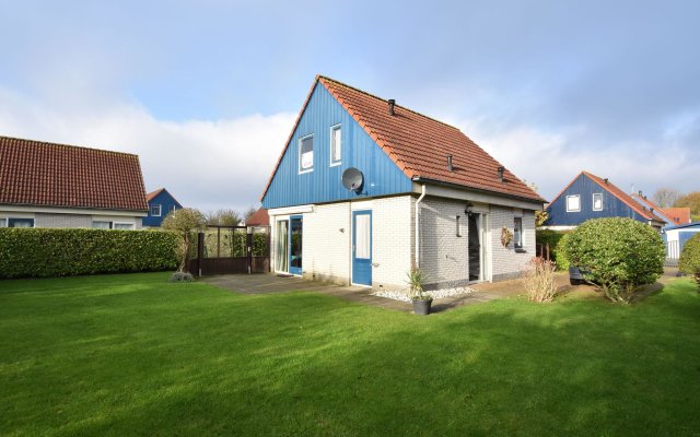 Pleasant Holiday Home in Kamperland near the Sea