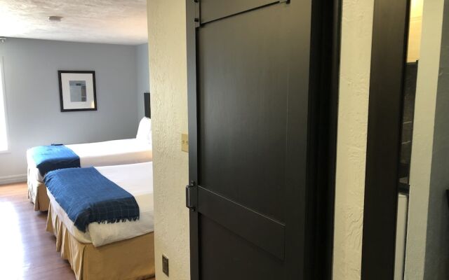 Auberge Shores Inn & Hotel