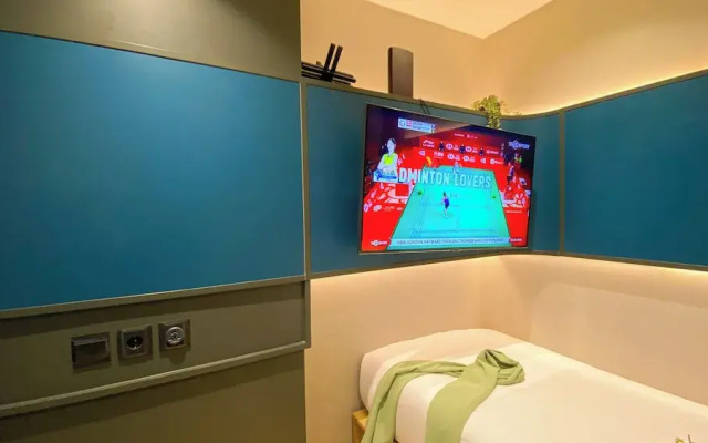 Elegant 2BR Loft Garden Villa at Collins Boulevard Apartment