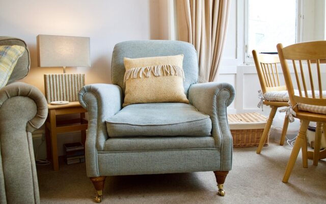 Traditional 2 Bedroom Apartment In Edinburgh