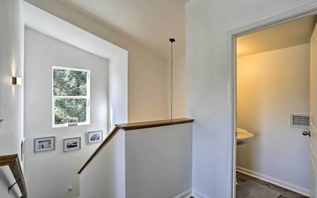 Centrally Located Mt Shasta Home w/ Deck!