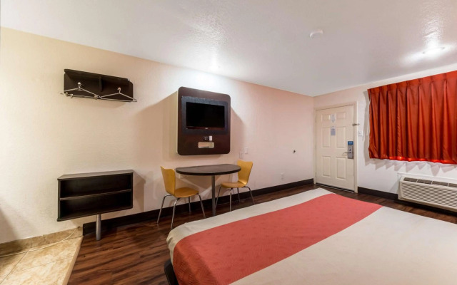 Motel 6 San Antonio, Tx - Frost Bank Center