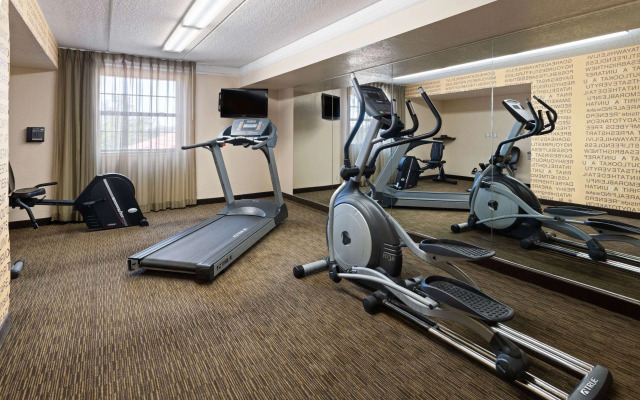 La Quinta Inn by Wyndham Pittsburgh Airport