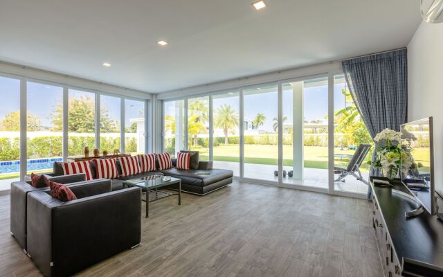 Modern 3 bedroom Pool Villa PG19