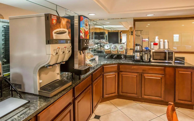 Econo Lodge Inn & Suites Monroe