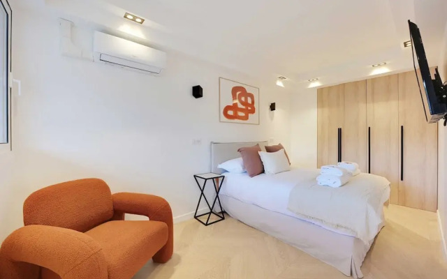 Charming Apt With AC & Balcony