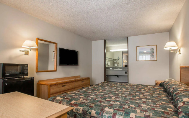 Palm Inn Hotel near Tyler Mall Riverside