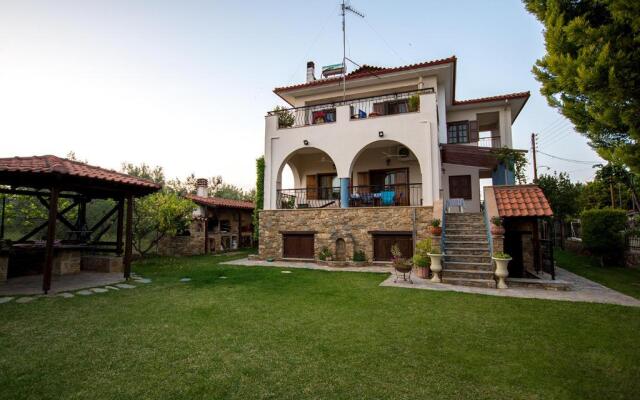 Rustic, luxurious,garden villa 70m from the sea