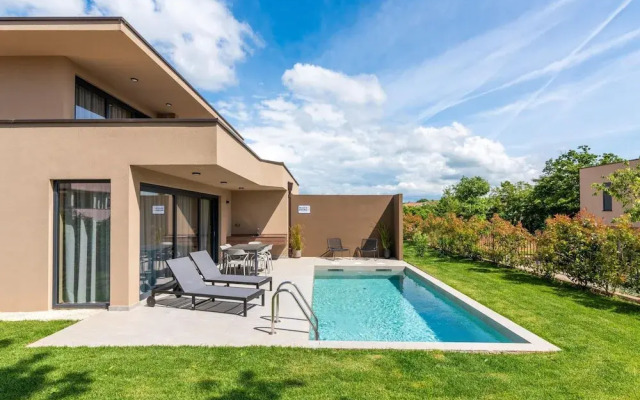 Luxury Apartment With Private Swimming Pool