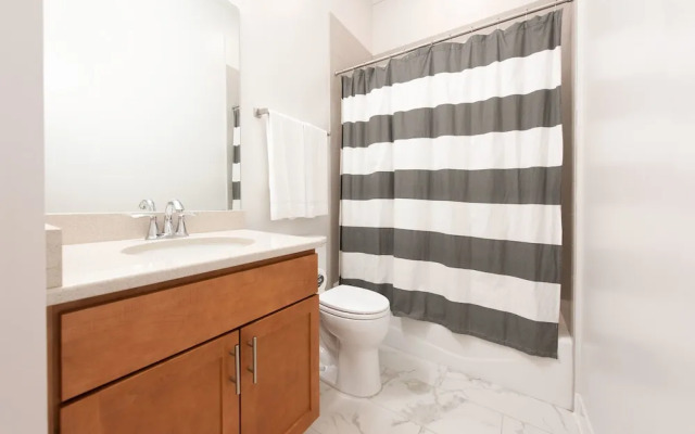 Distinct Lincoln Park Suites by Sonder