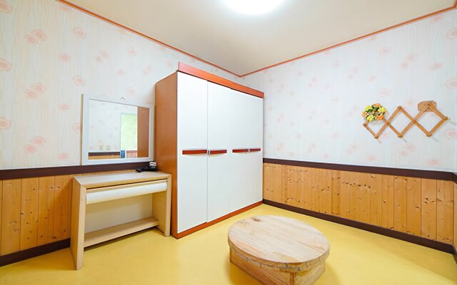 Pocheon Lakeside White House Pension