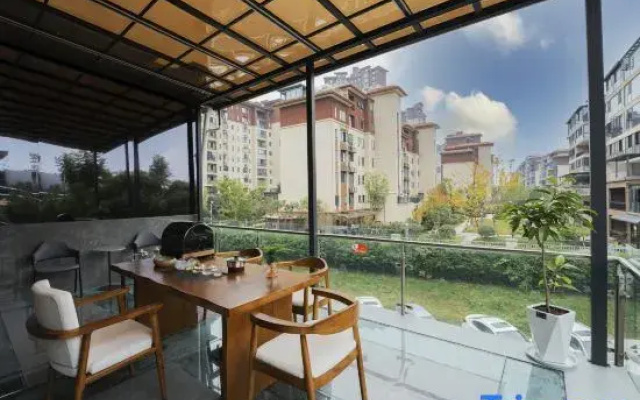 Hongya Blue Whale E-Sports Hotel