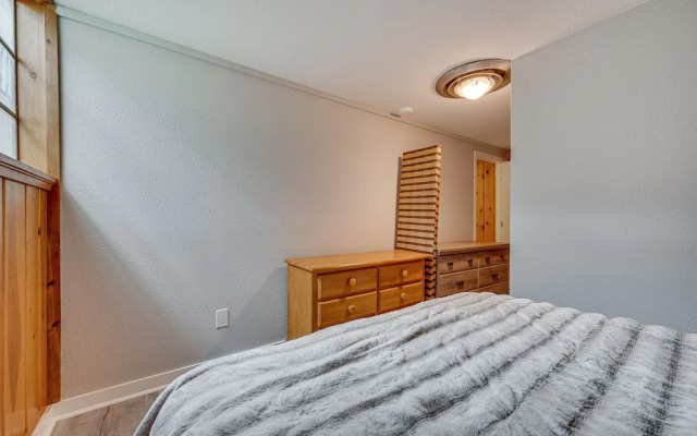 Cozy Nampa Escape w/ Fireplace + Smart TV!