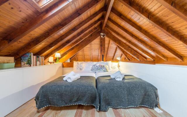 Home in Porto - Cozy 2BR Duplex by LovelyStay