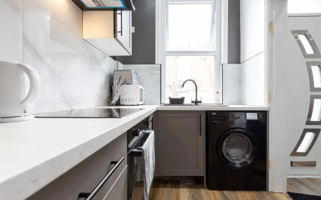 Leeds Retreat - 4BR House, Sleeps 10
