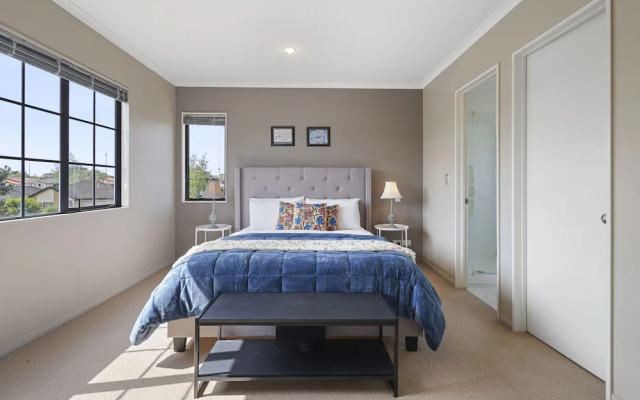 Spacious Family Home -Fully Fenced Yard